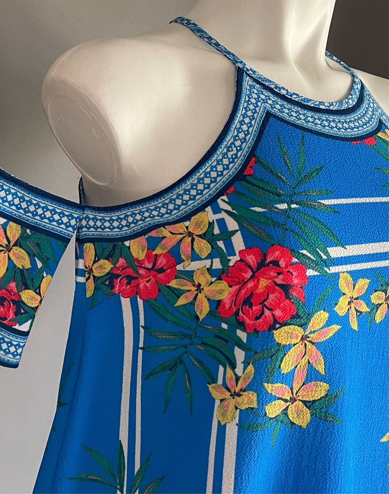 FLYING TOMATO Top Blue Floral Print Cold Shoulder Size XS 8 Short Flutter NEW