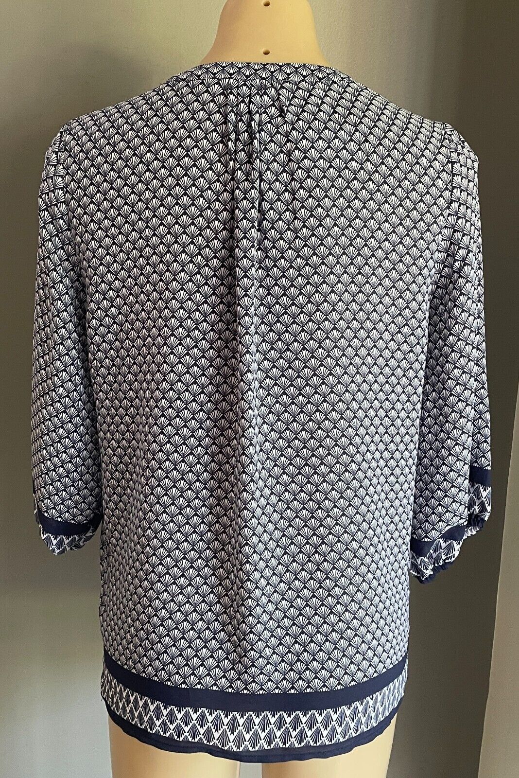 VIOLET + CLAIRE Top Blue & White Print 3/4 Sleeve Tunic Size S 10 Gorgeous NEW