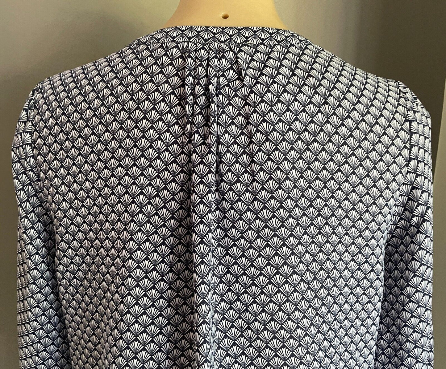 VIOLET + CLAIRE Top Blue & White Print 3/4 Sleeve Tunic Size S 10 Gorgeous NEW