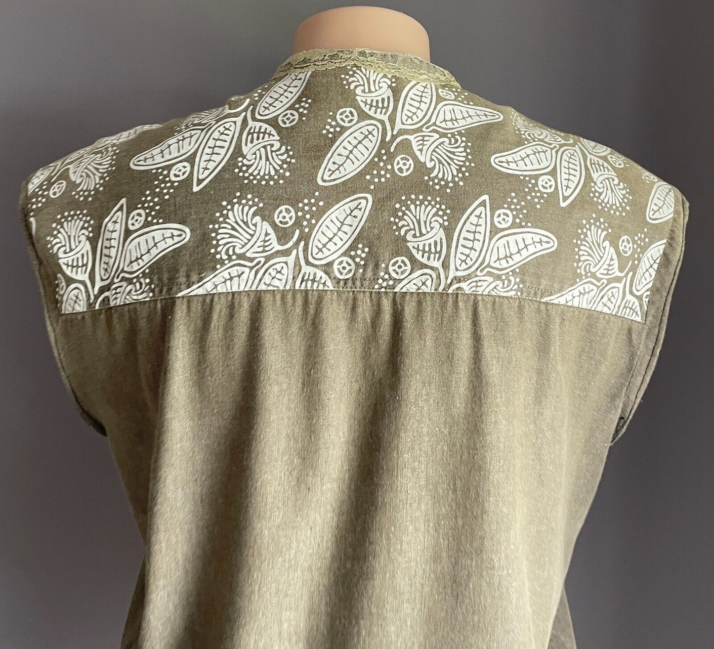 SIMPLY AM Khaki & White Lace Trim Sleeveless Button Front Vest Top Size M 12