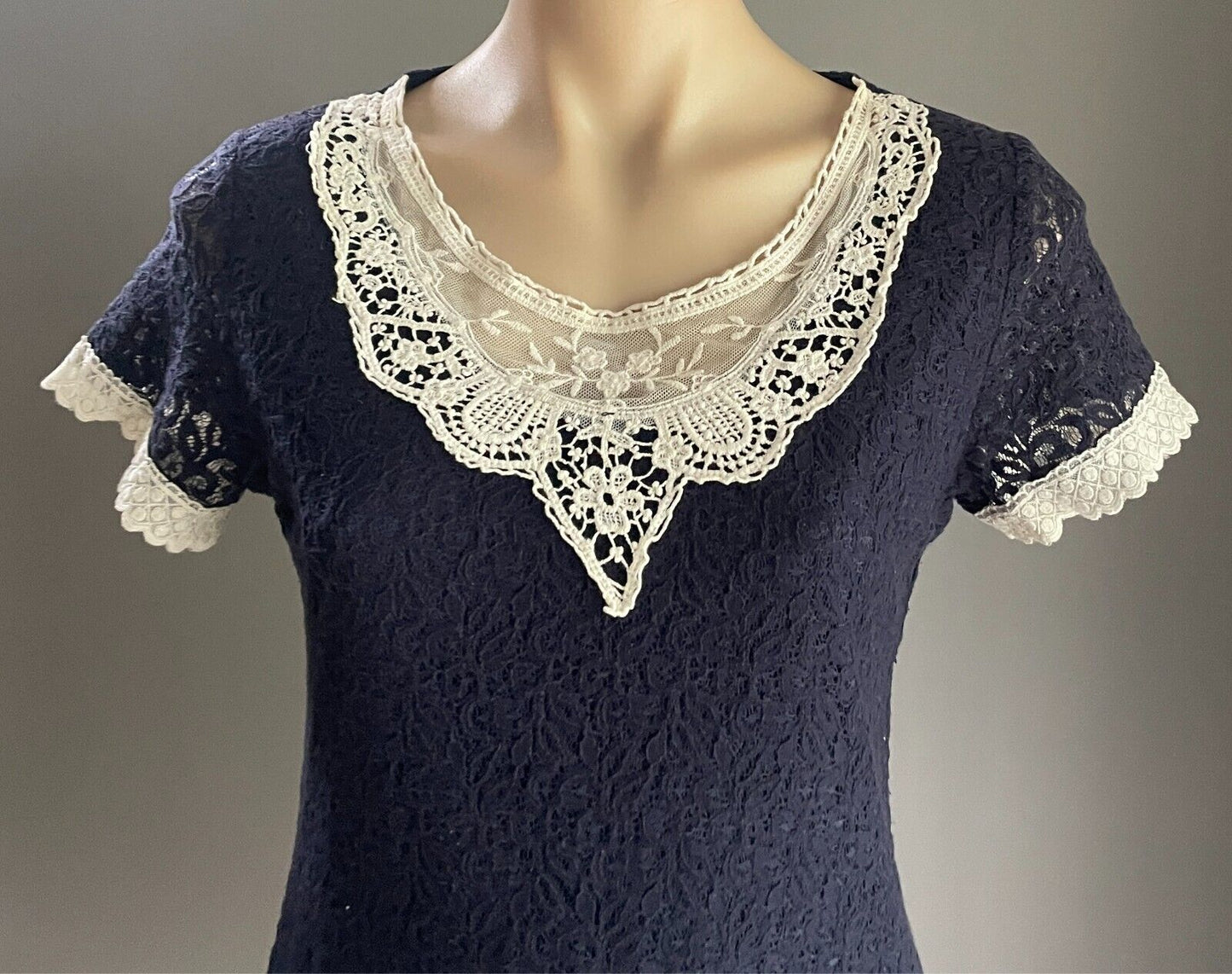MEI MEI Tunic Top Navy & Off White Lace Lined Size 12 Short Sleeves Pockets