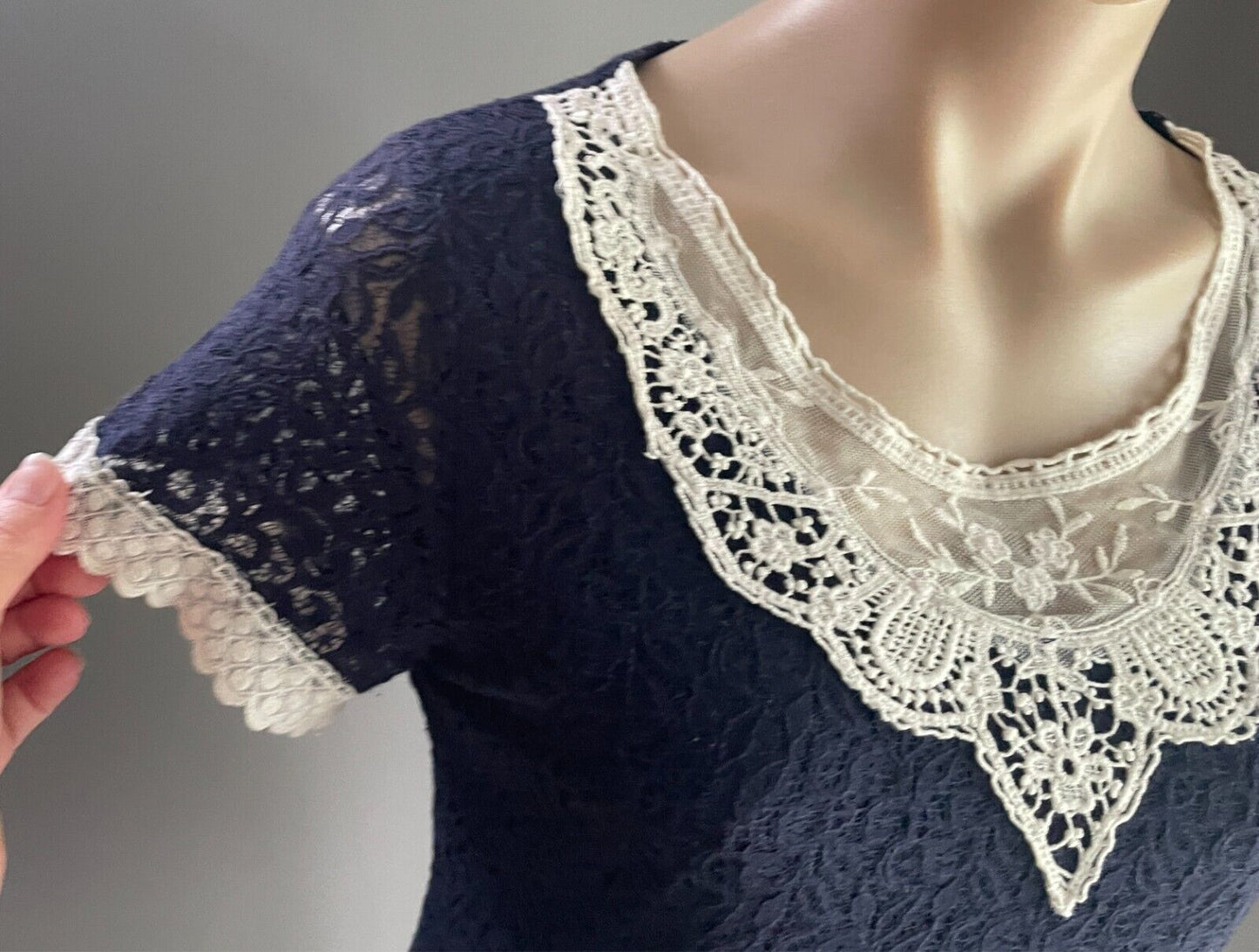 MEI MEI Tunic Top Navy & Off White Lace Lined Size 12 Short Sleeves Pockets