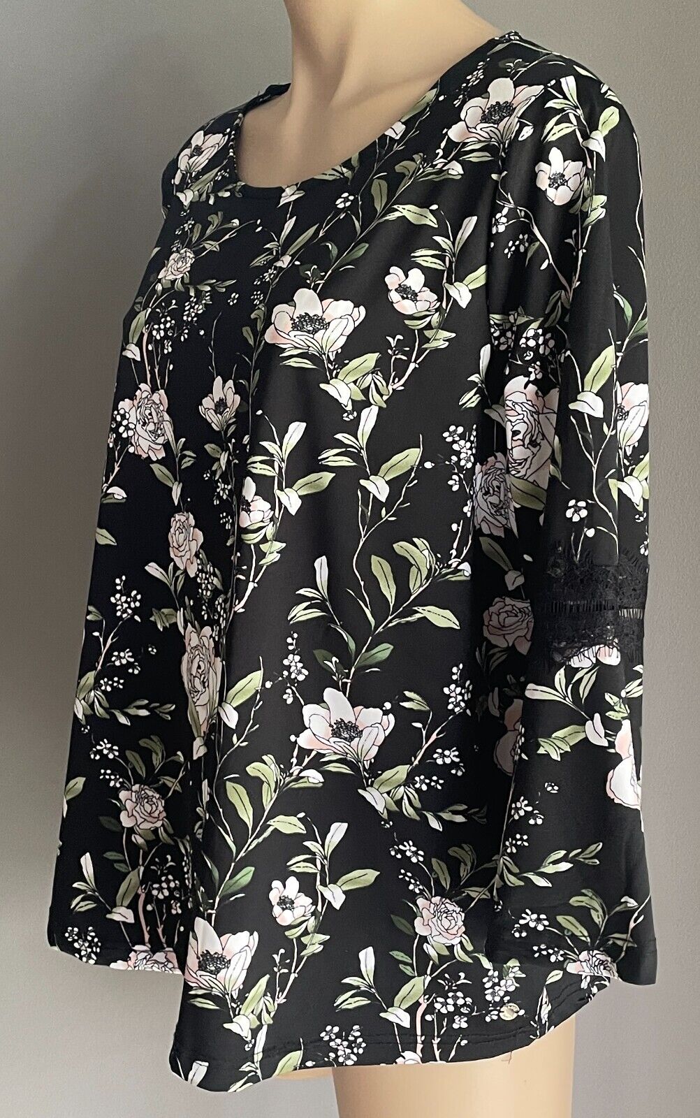 W LANE Top Black Multi Floral Stretch w Trumpet Lace Trim 3/4 Sleeves Size XL
