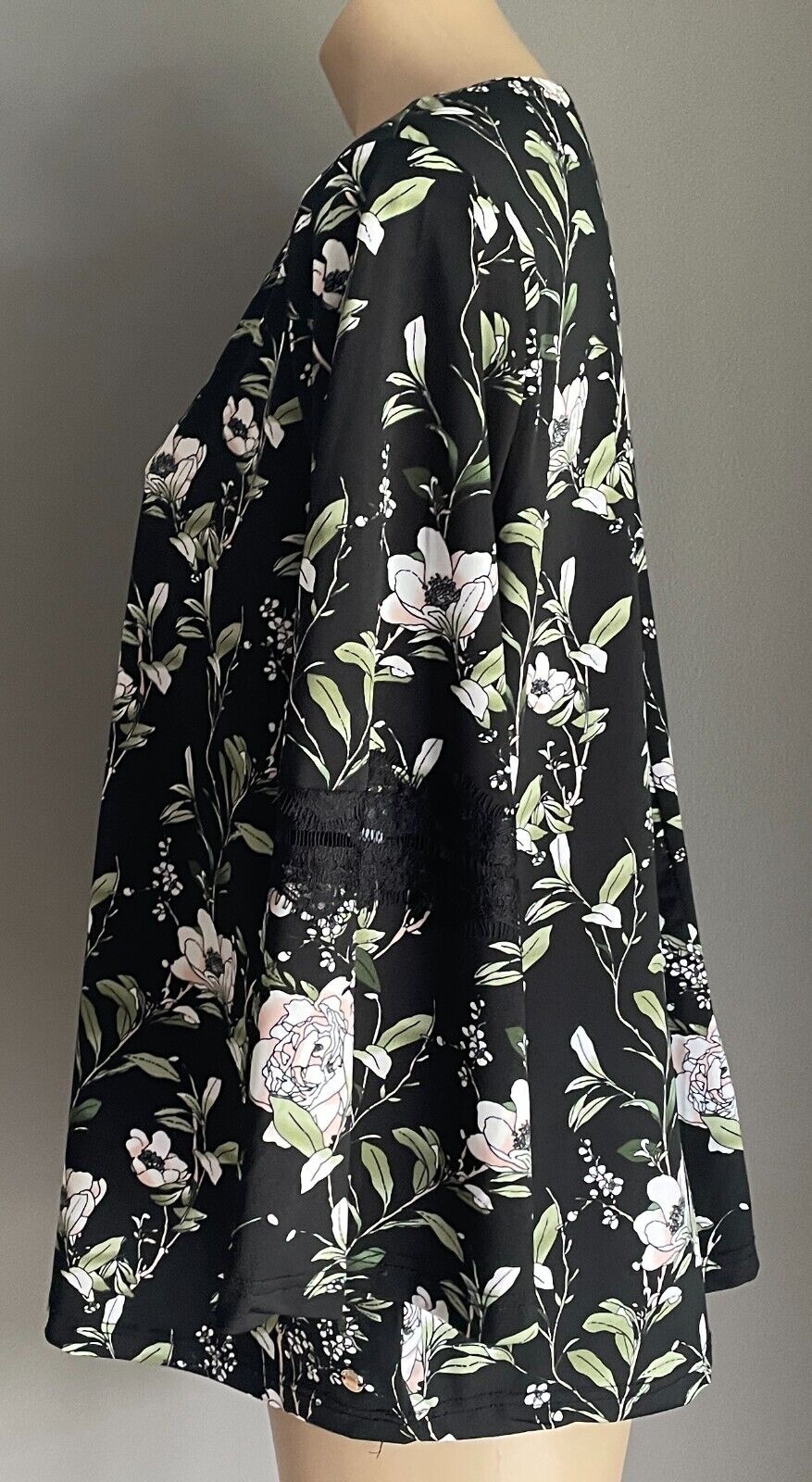 W LANE Top Black Multi Floral Stretch w Trumpet Lace Trim 3/4 Sleeves Size XL