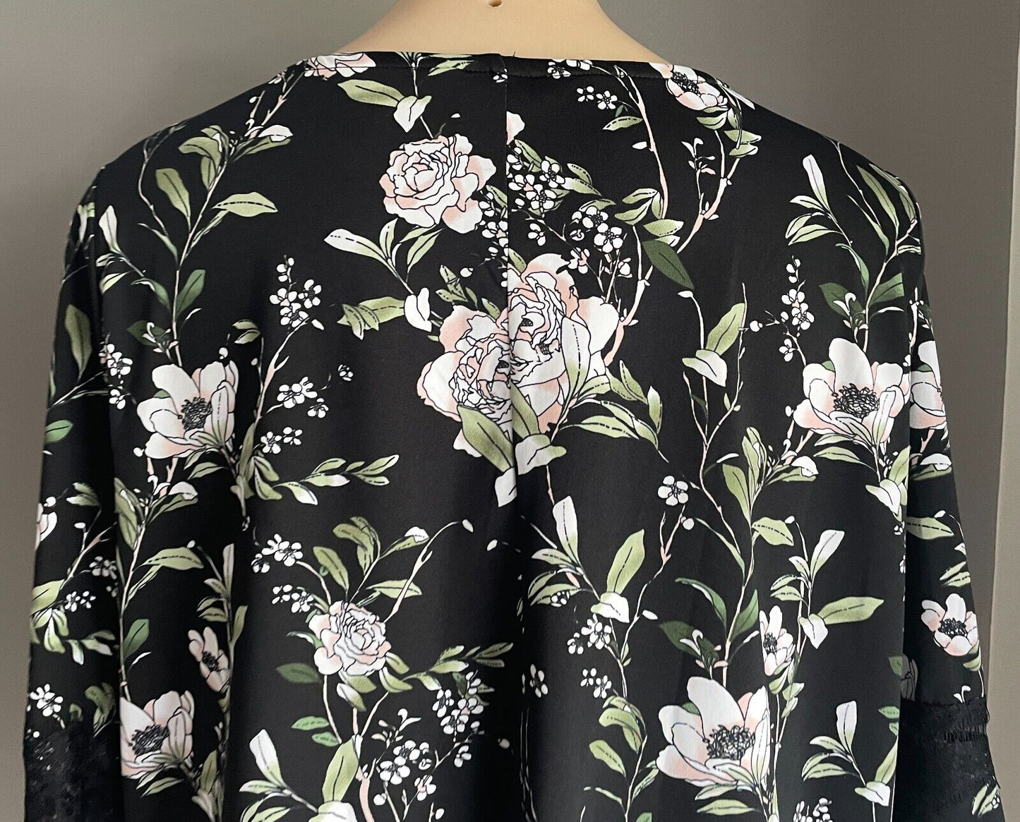 W LANE Top Black Multi Floral Stretch w Trumpet Lace Trim 3/4 Sleeves Size XL
