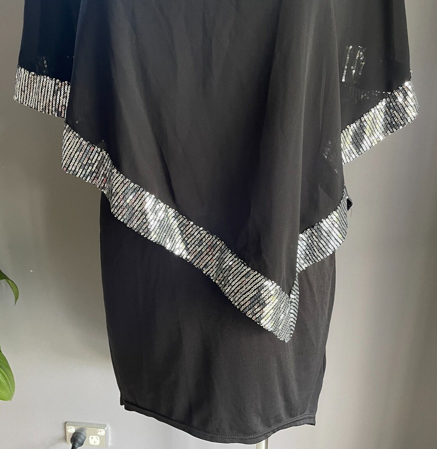 KIVENST HIGH FASHION Dress Black Sheath Chiffon Sequin Trim Overlay Size 4XL