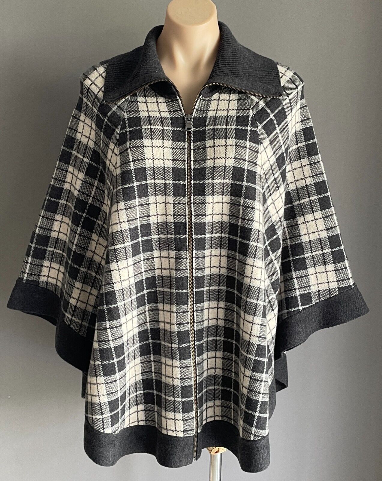 SUSSAN Poncho Knit Cape Grey Off White Size S M 10 14 Round Hem Collar Zip Front