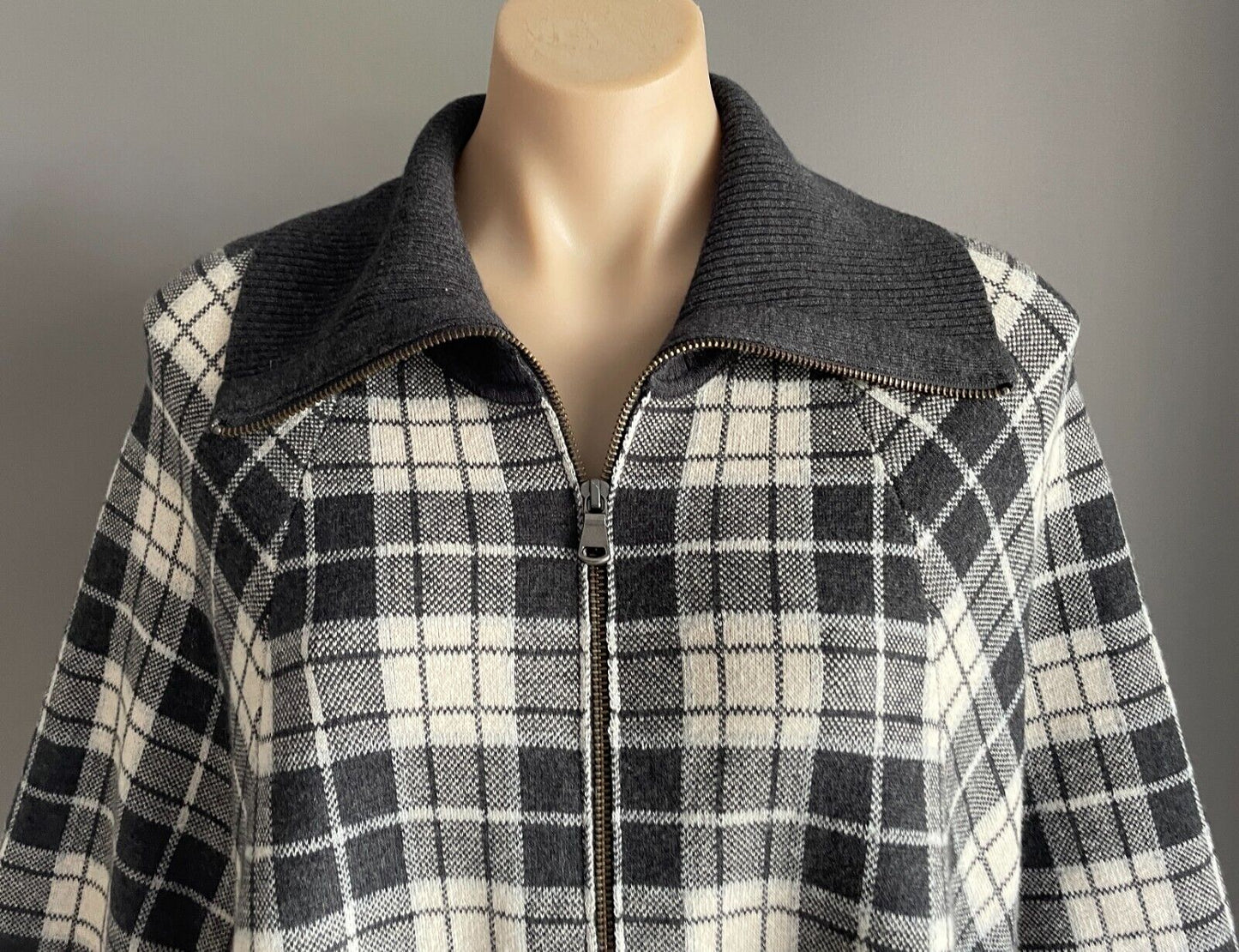 SUSSAN Poncho Knit Cape Grey Off White Size S M 10 14 Round Hem Collar Zip Front