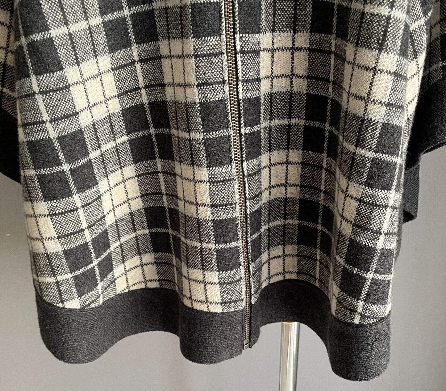 SUSSAN Poncho Knit Cape Grey Off White Size S M 10 14 Round Hem Collar Zip Front