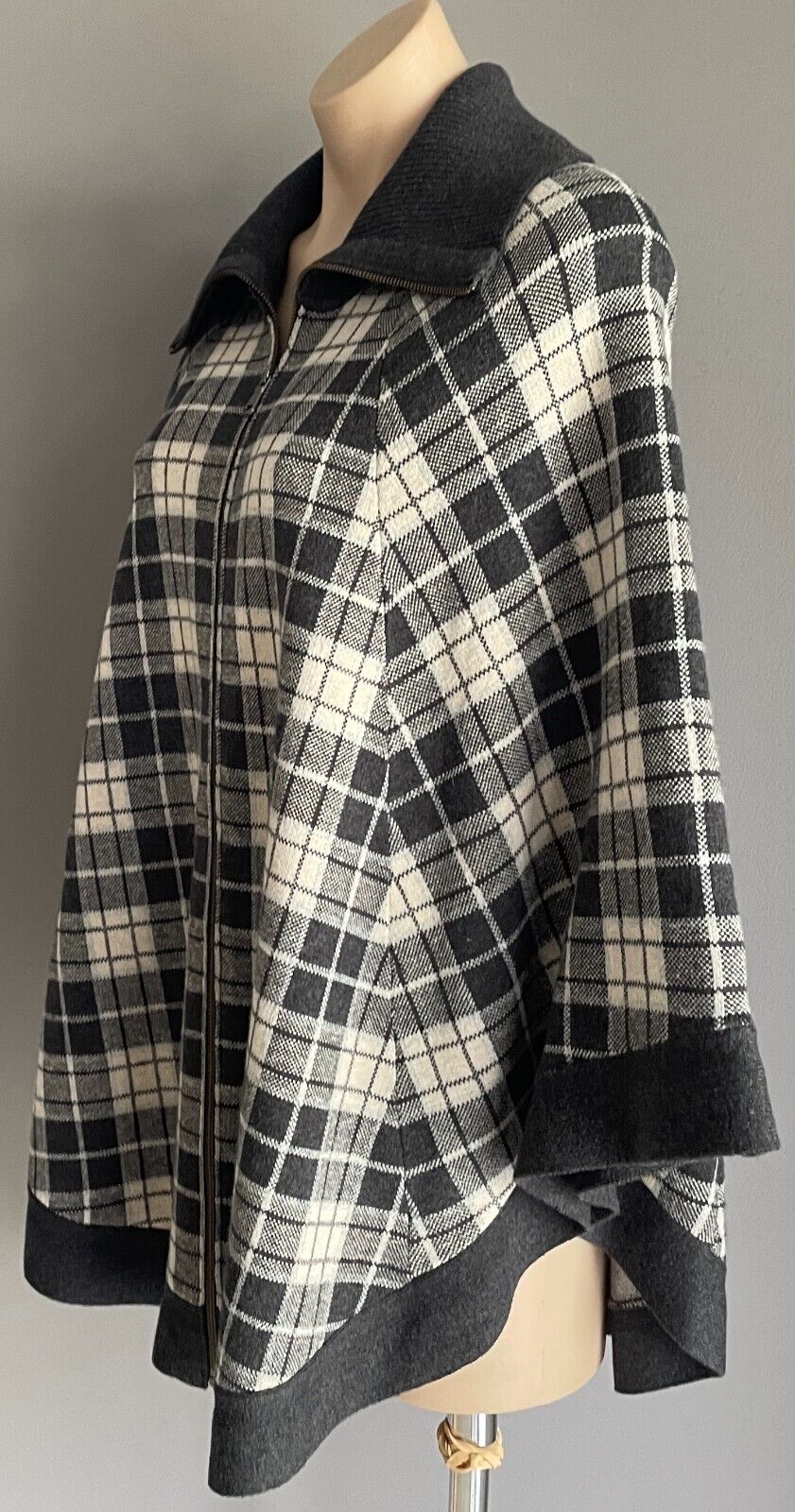 SUSSAN Poncho Knit Cape Grey Off White Size S M 10 14 Round Hem Collar Zip Front