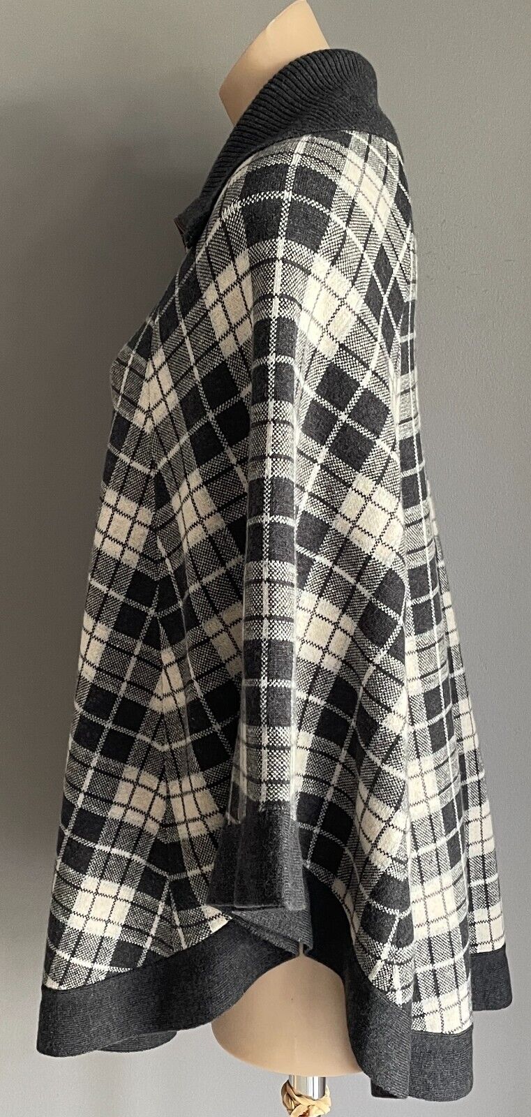 SUSSAN Poncho Knit Cape Grey Off White Size S M 10 14 Round Hem Collar Zip Front