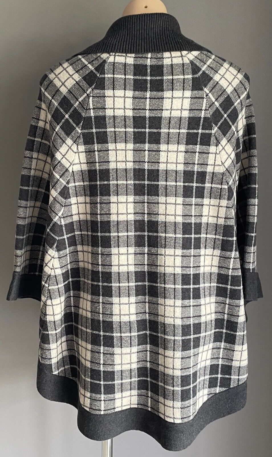 SUSSAN Poncho Knit Cape Grey Off White Size S M 10 14 Round Hem Collar Zip Front