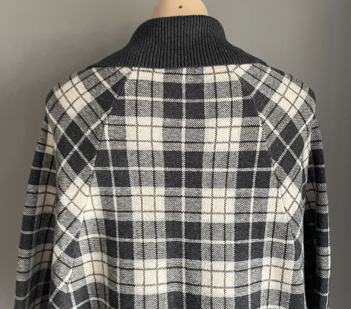 SUSSAN Poncho Knit Cape Grey Off White Size S M 10 14 Round Hem Collar Zip Front