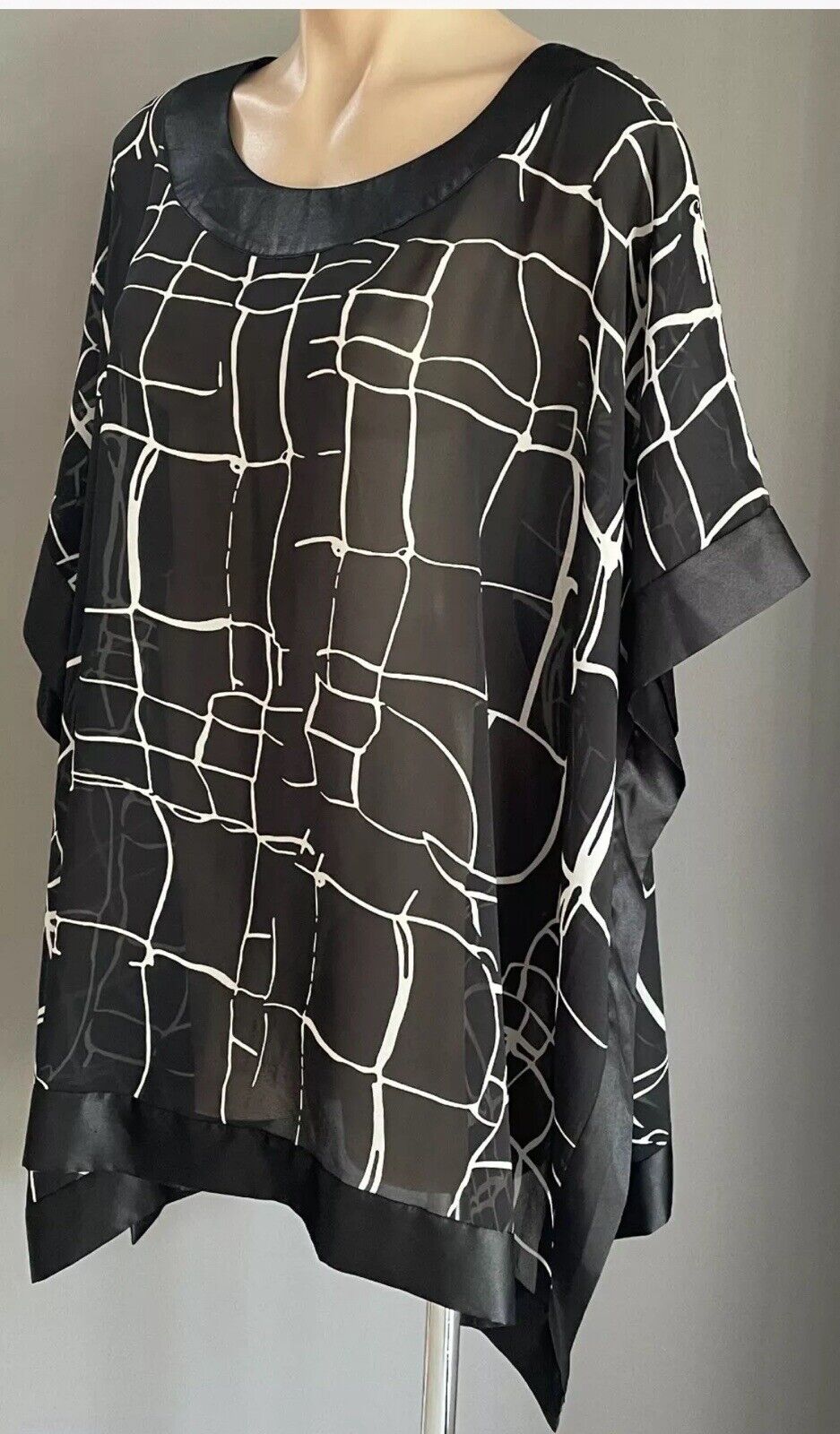 BEME Kimono Top Black & White Print Semi Sheer Short Sleeve Plus Size 18 NEW