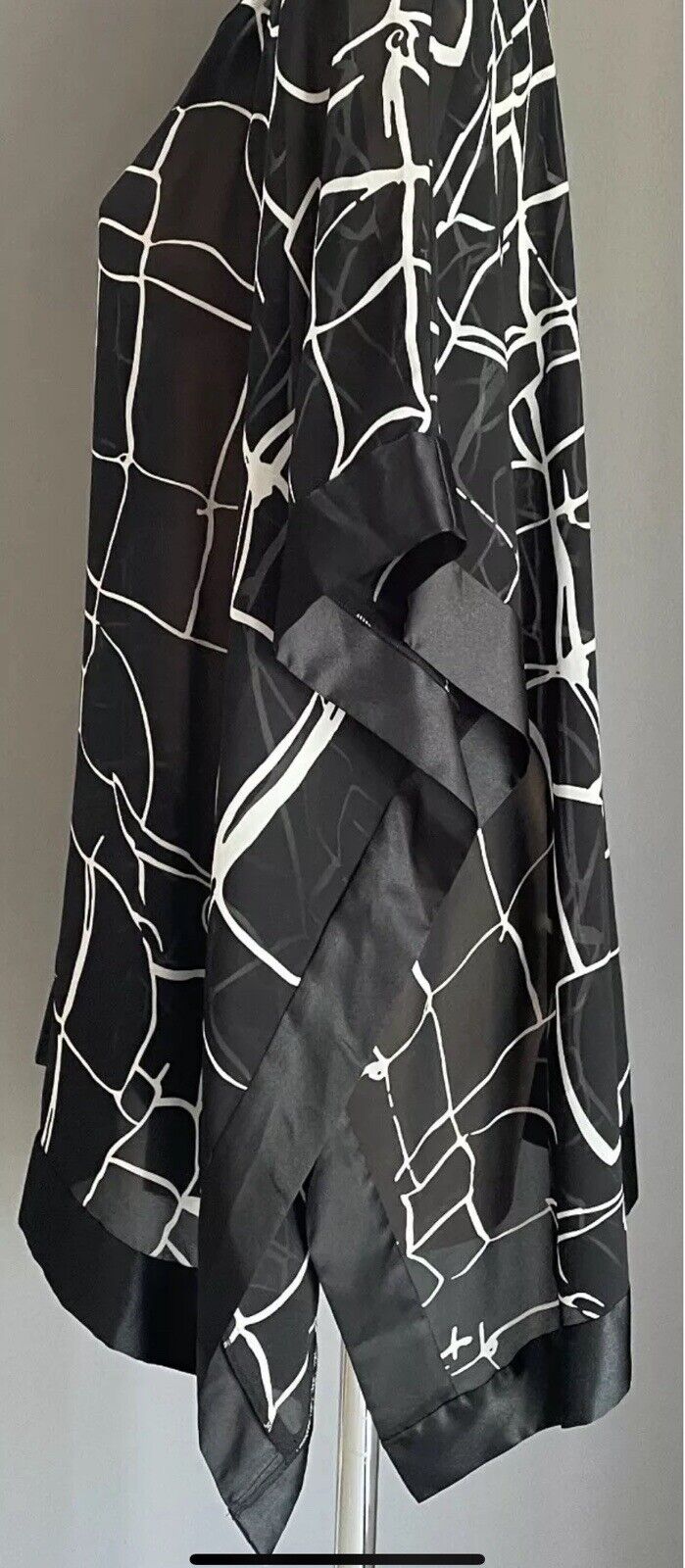 BEME Kimono Top Black & White Print Semi Sheer Short Sleeve Plus Size 18 NEW
