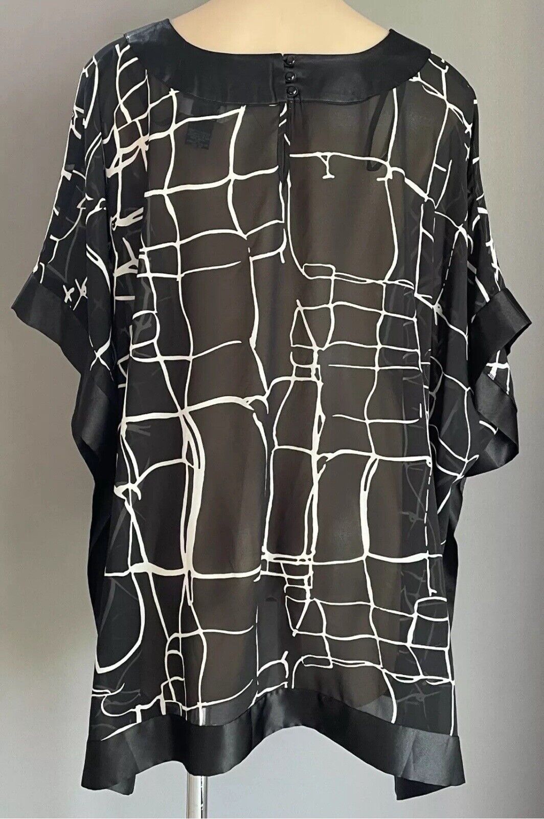 BEME Kimono Top Black & White Print Semi Sheer Short Sleeve Plus Size 18 NEW
