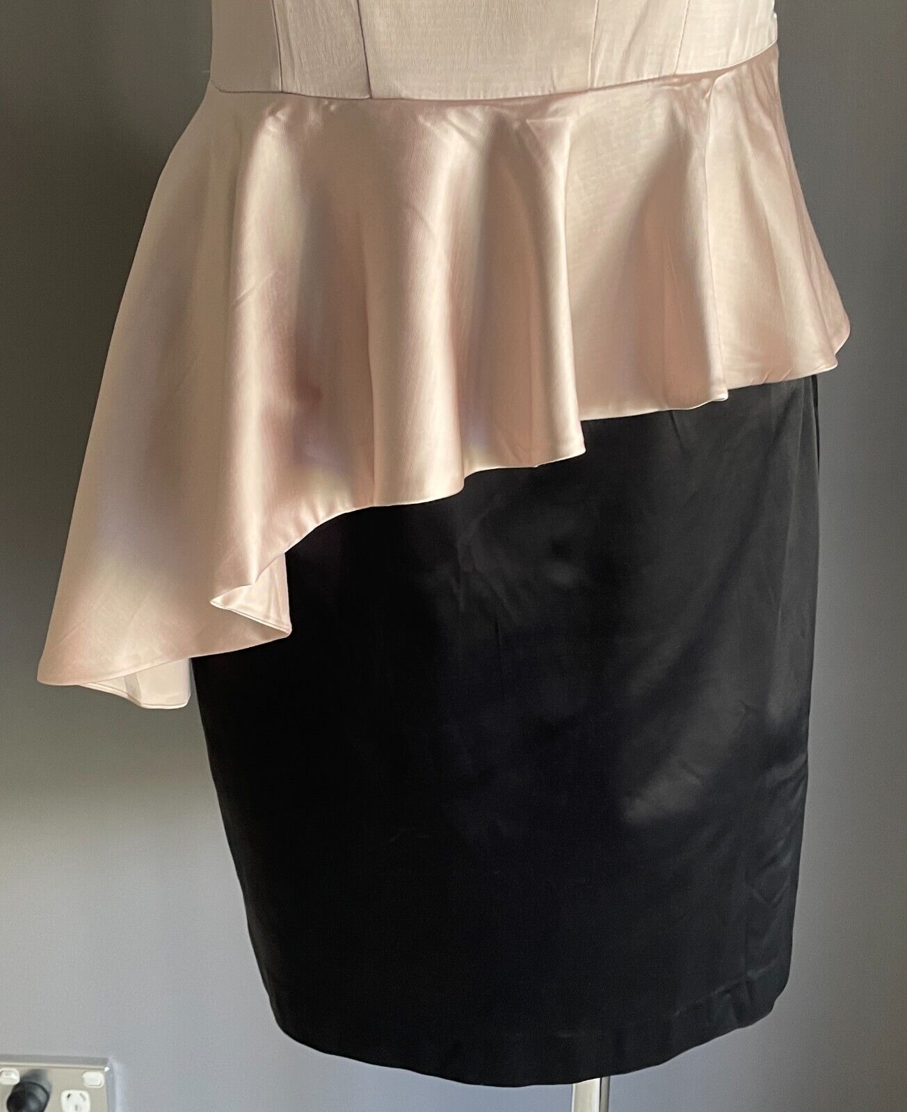 FOREVER NEW Strapless Dress Champagne & Black Bustier Size 12 Peplum Hem Satin