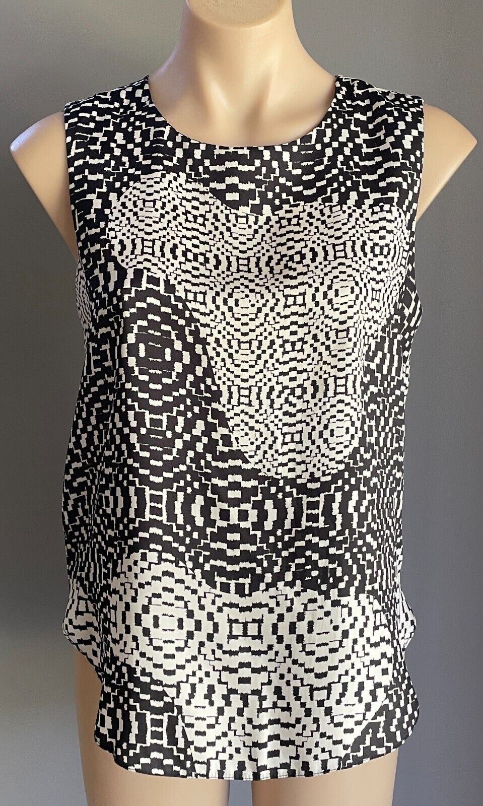 TOPSHOP Top Sleevless Black & White Print Sleeveless Top Size 10 Round Hem