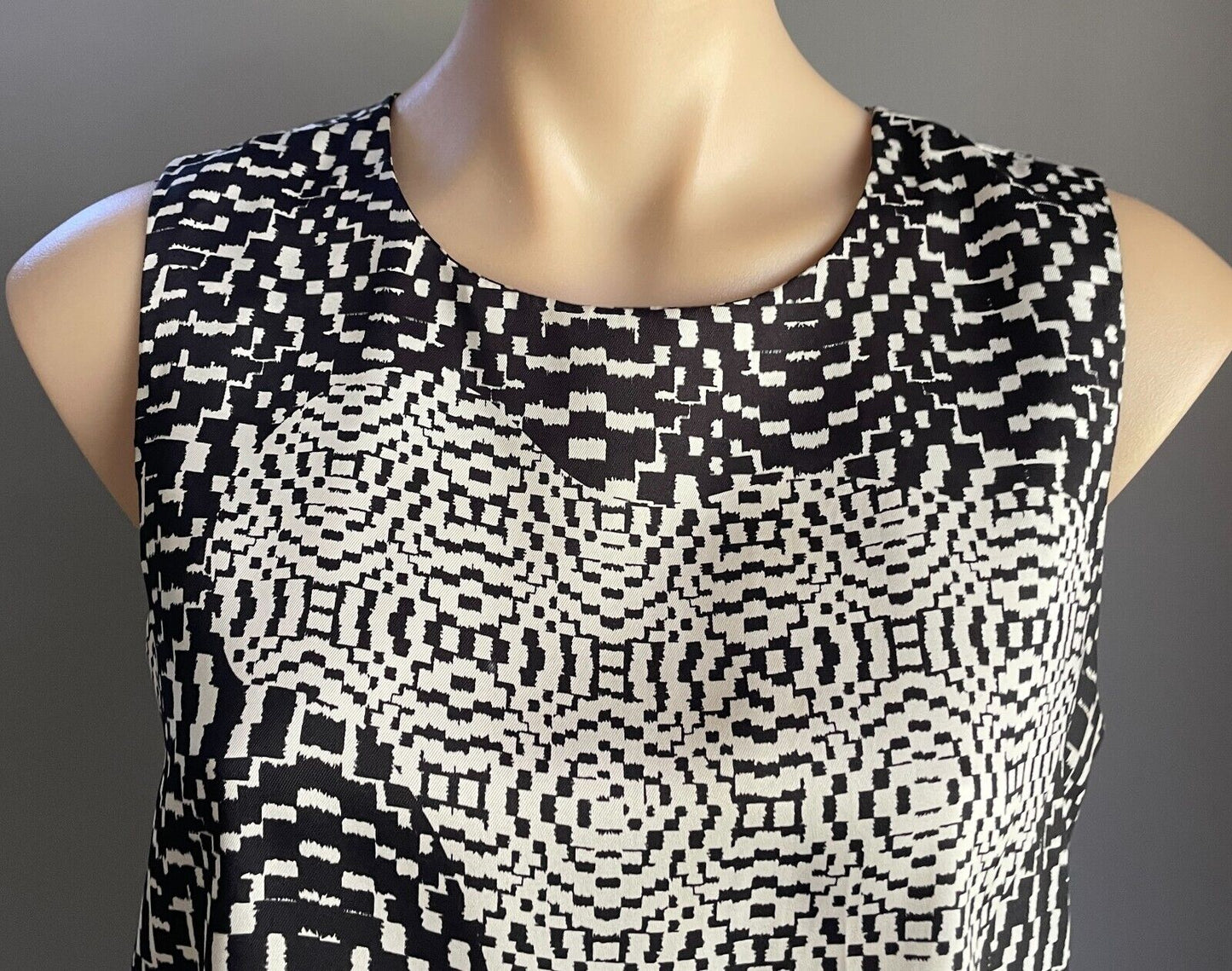 TOPSHOP Top Sleevless Black & White Print Sleeveless Top Size 10 Round Hem