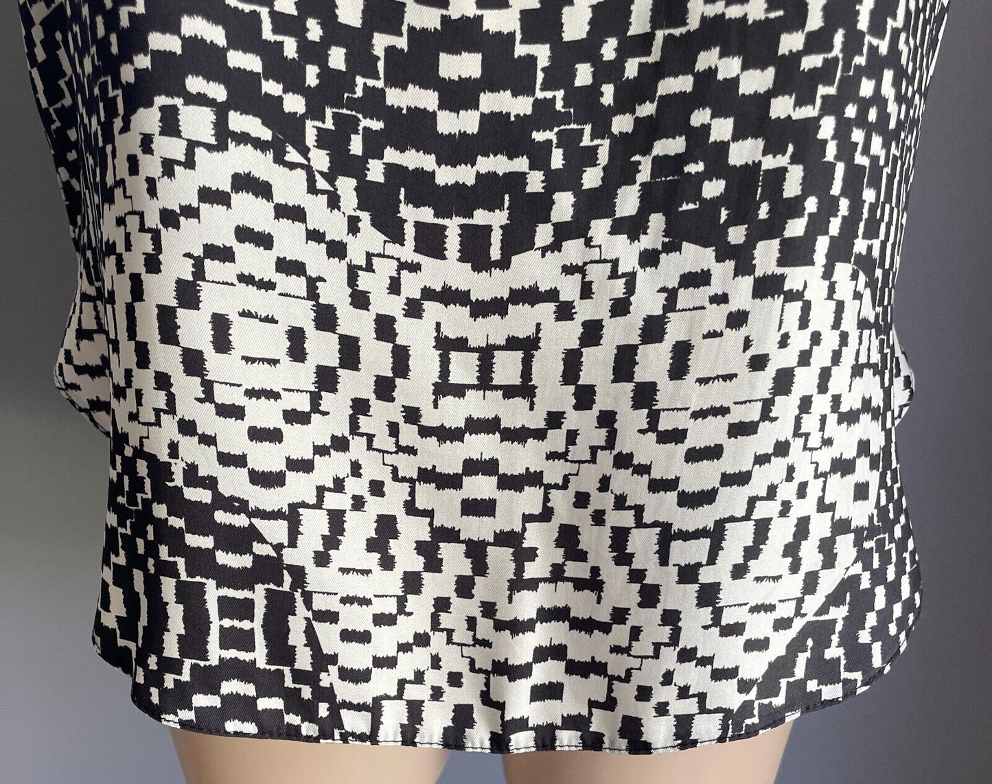 TOPSHOP Top Sleevless Black & White Print Sleeveless Top Size 10 Round Hem