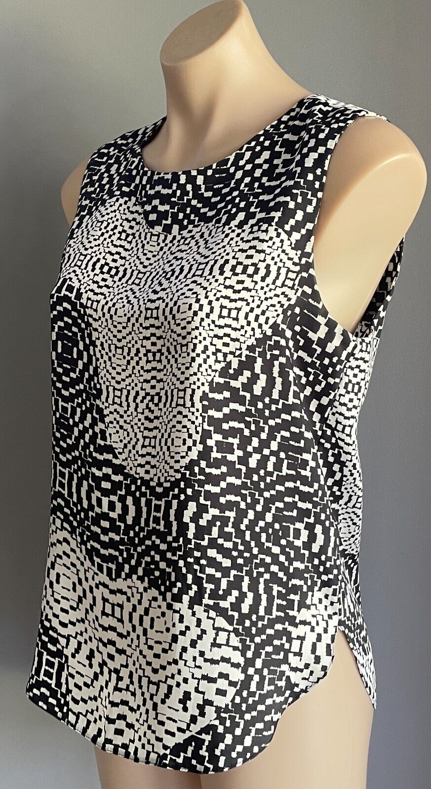 TOPSHOP Top Sleevless Black & White Print Sleeveless Top Size 10 Round Hem
