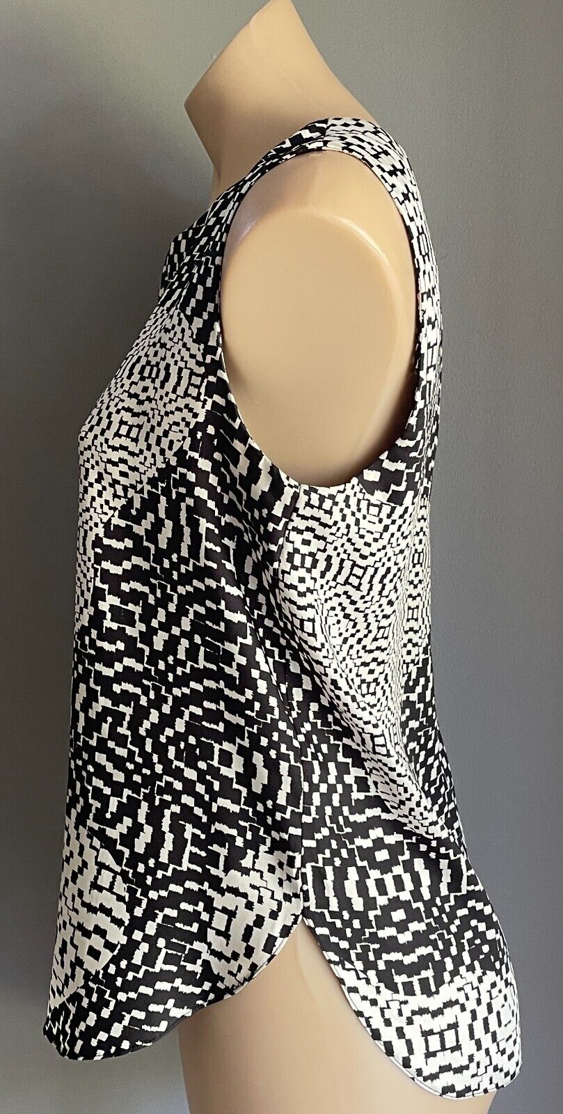 TOPSHOP Top Sleevless Black & White Print Sleeveless Top Size 10 Round Hem