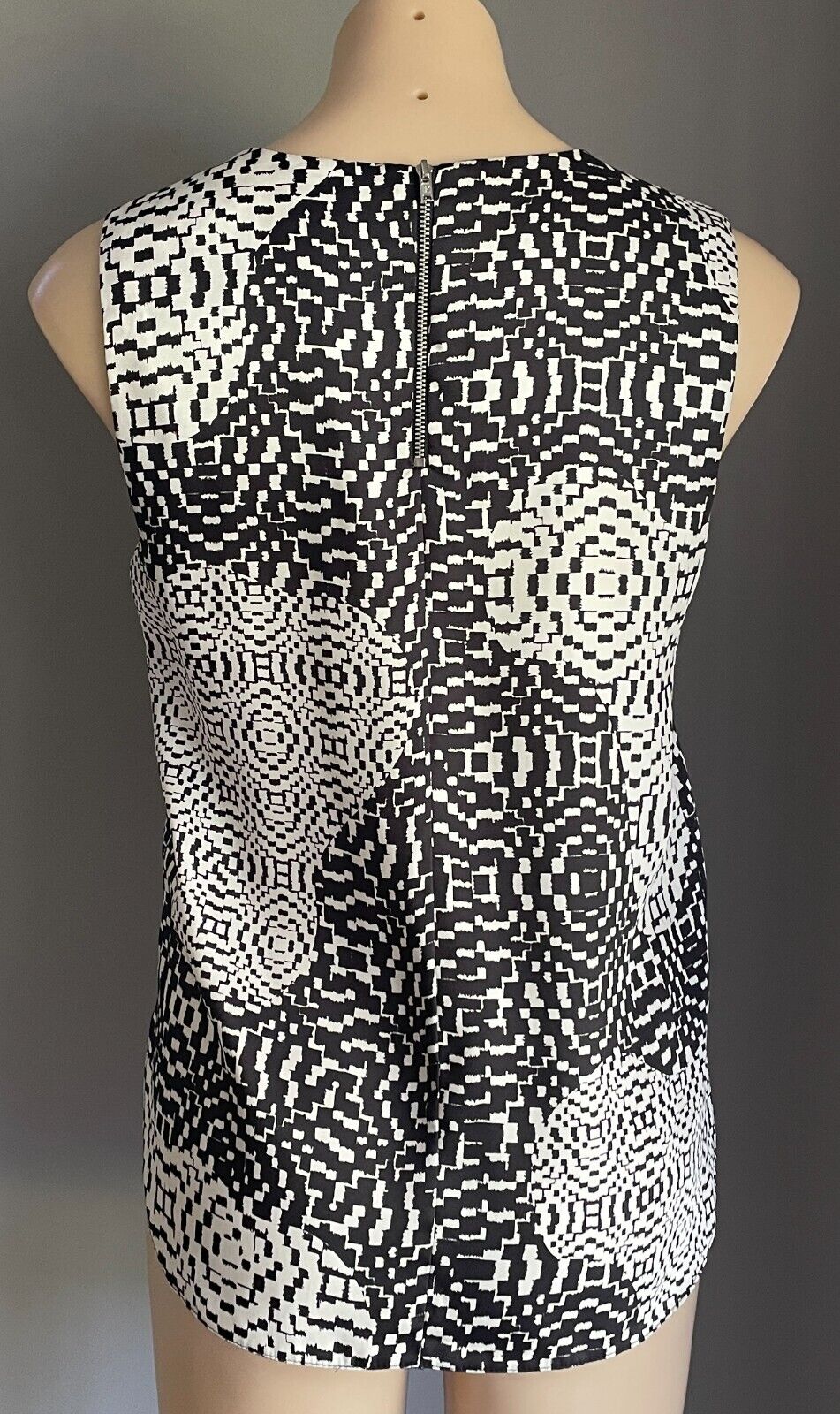 TOPSHOP Top Sleevless Black & White Print Sleeveless Top Size 10 Round Hem