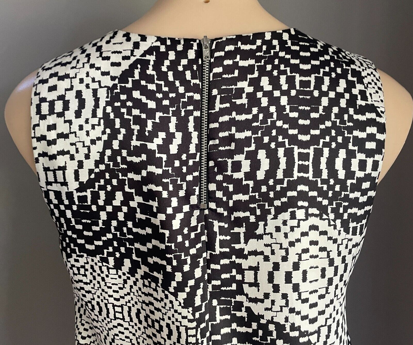 TOPSHOP Top Sleevless Black & White Print Sleeveless Top Size 10 Round Hem
