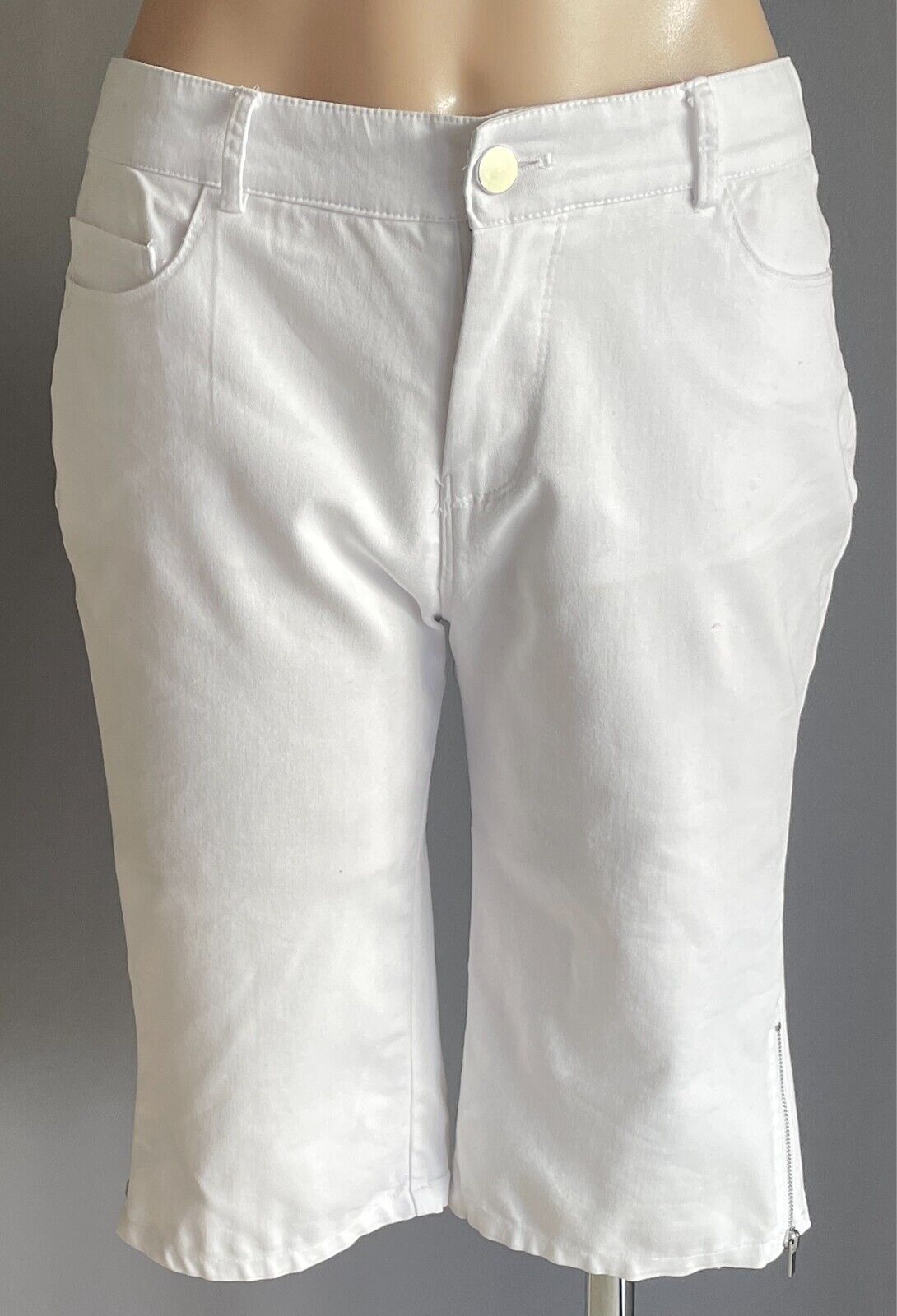 ROCKMANS White Stretch Denim Shorts Size 10 Comfort Waist Knee Length Zip Trim