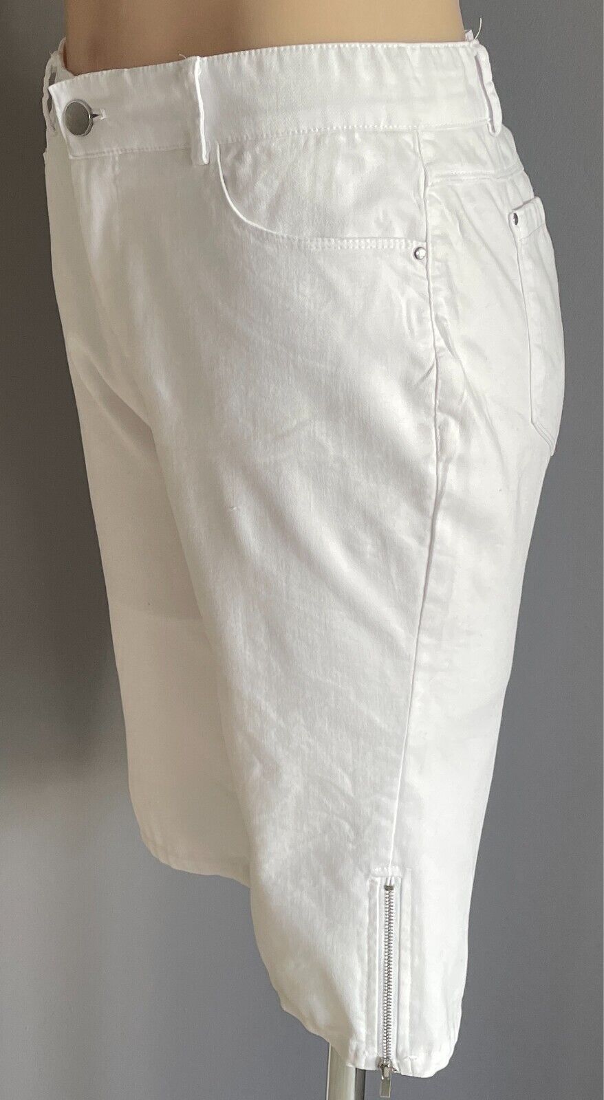 ROCKMANS White Stretch Denim Shorts Size 10 Comfort Waist Knee Length Zip Trim