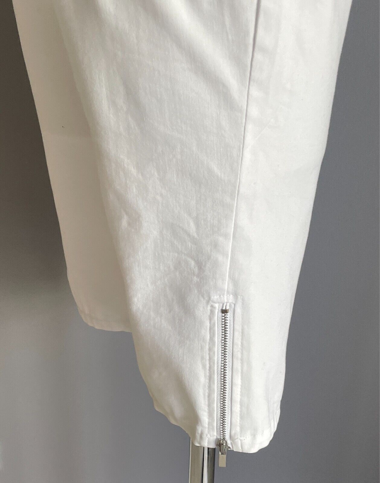 ROCKMANS White Stretch Denim Shorts Size 10 Comfort Waist Knee Length Zip Trim