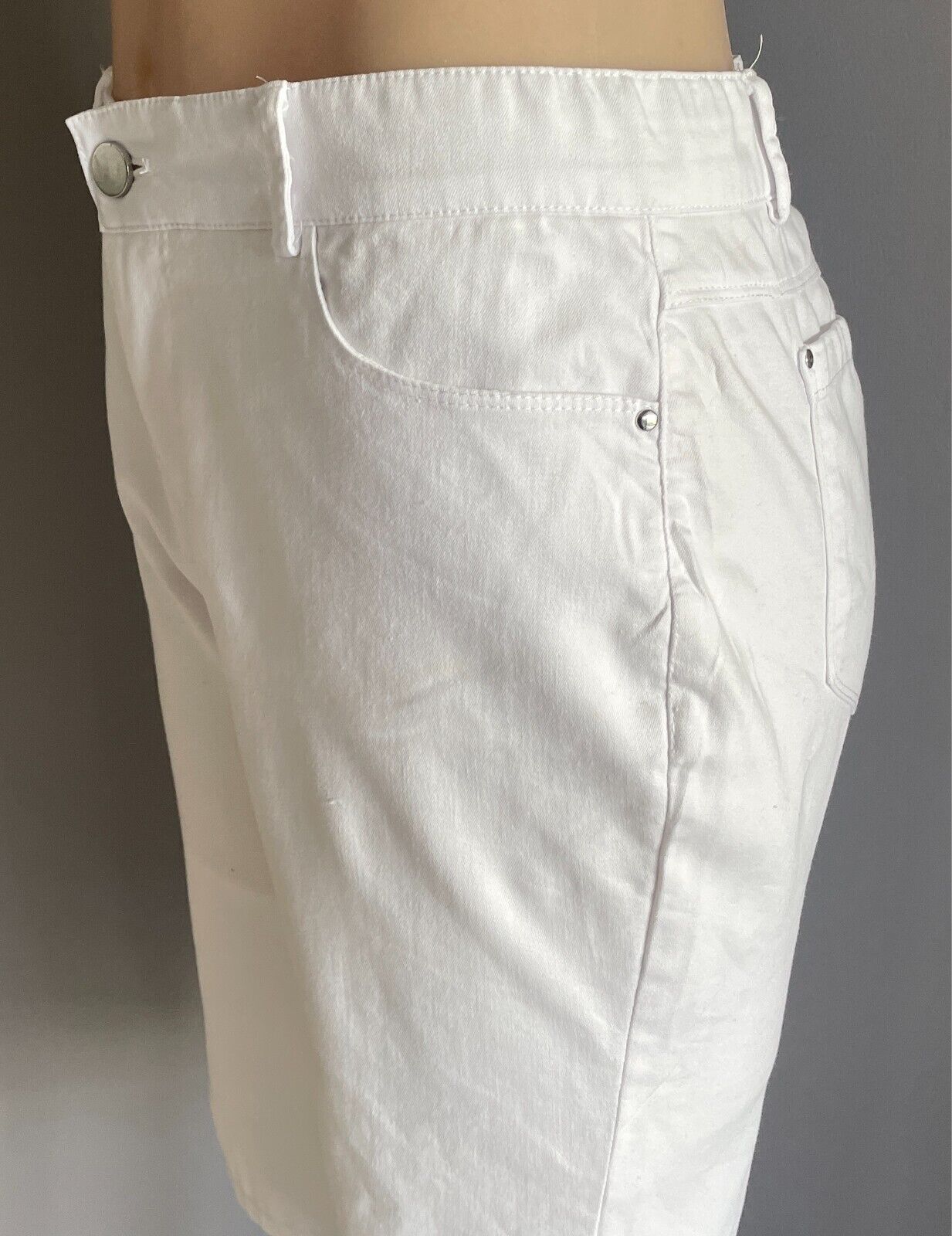ROCKMANS White Stretch Denim Shorts Size 10 Comfort Waist Knee Length Zip Trim