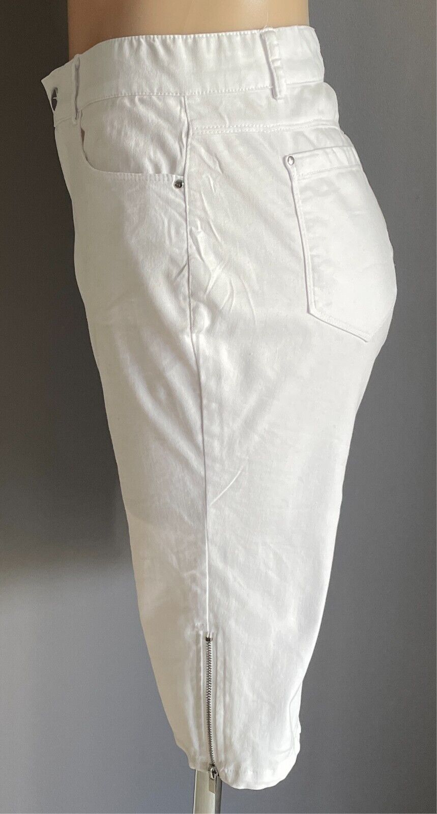 ROCKMANS White Stretch Denim Shorts Size 10 Comfort Waist Knee Length Zip Trim