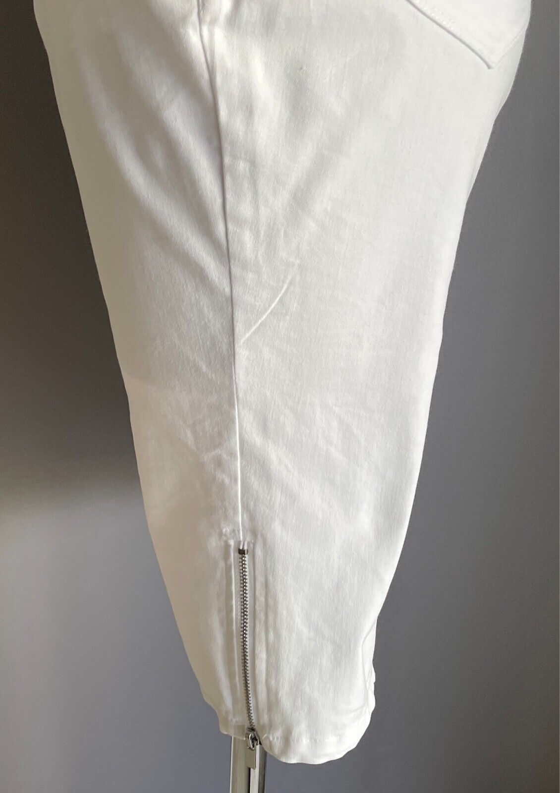 ROCKMANS White Stretch Denim Shorts Size 10 Comfort Waist Knee Length Zip Trim