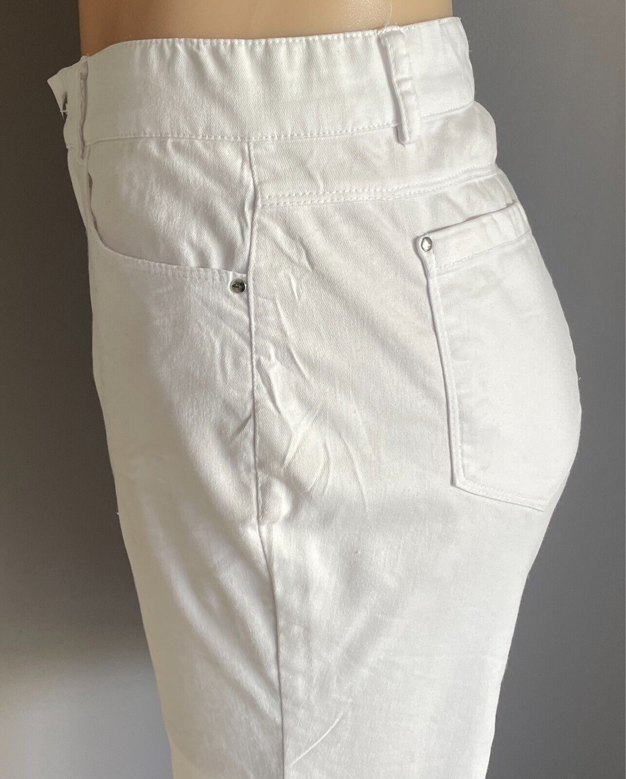 ROCKMANS White Stretch Denim Shorts Size 10 Comfort Waist Knee Length Zip Trim