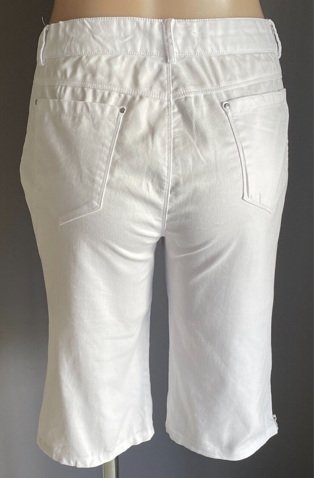 ROCKMANS White Stretch Denim Shorts Size 10 Comfort Waist Knee Length Zip Trim
