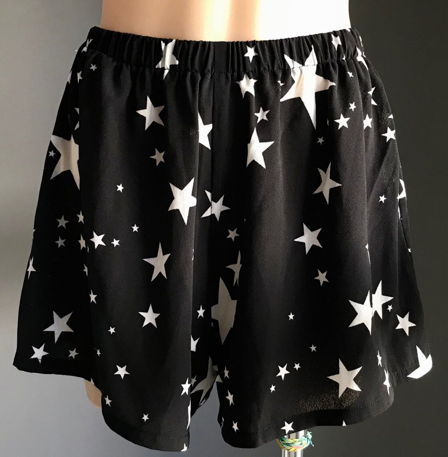 TOBY HEART GINGER Shorts Star Print Relaxed Style Black & White Size L 12 NEW