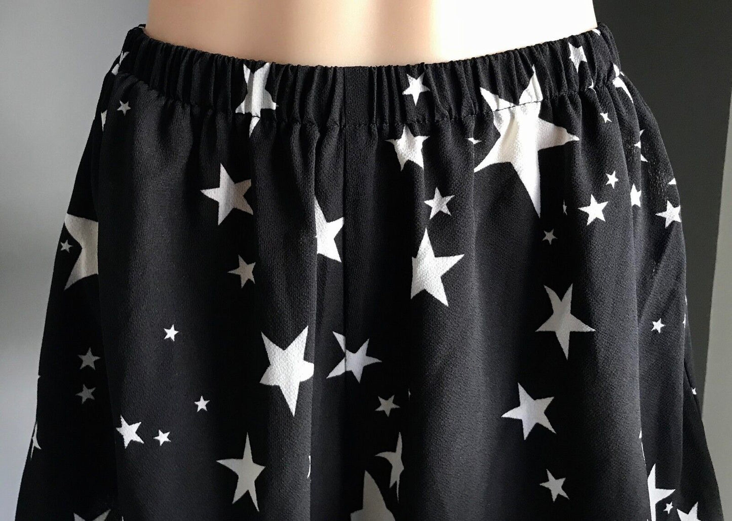 TOBY HEART GINGER Shorts Star Print Relaxed Style Black & White Size L 12 NEW