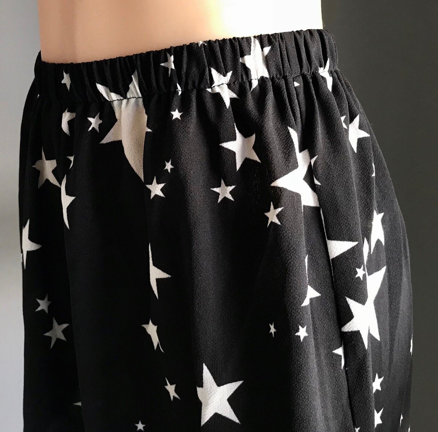TOBY HEART GINGER Shorts Star Print Relaxed Style Black & White Size L 12 NEW