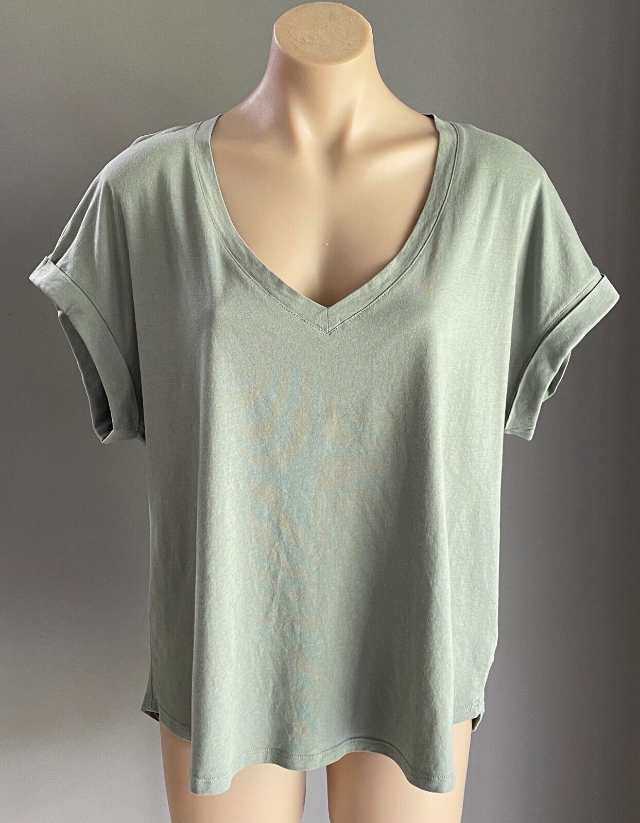 DECJUBA T-Shirt Light Khaki V-Neck Sleeveless Cuffed Stretch Fabric Top Size L