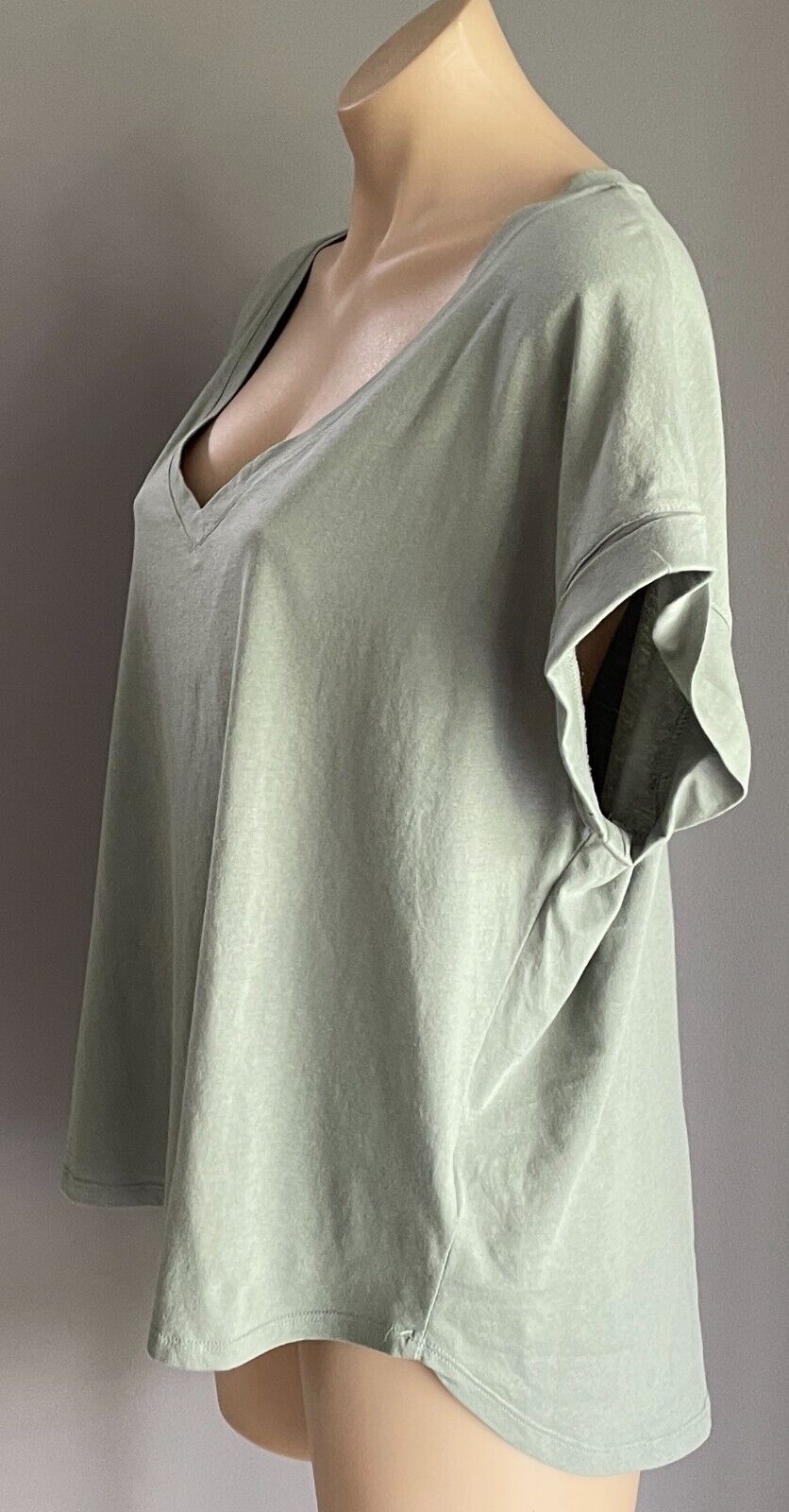 DECJUBA T-Shirt Light Khaki V-Neck Sleeveless Cuffed Stretch Fabric Top Size L