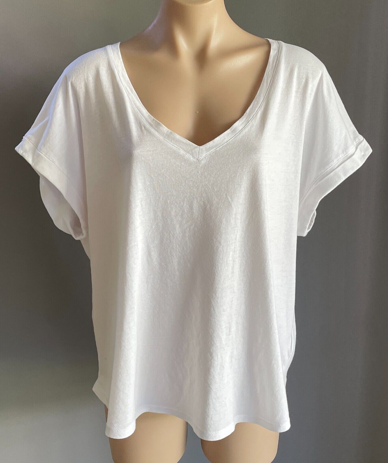 DECJUBA Top White V-Neck T-Shirt Cuffed Short Sleeve Stretch Fabric Size L NEW
