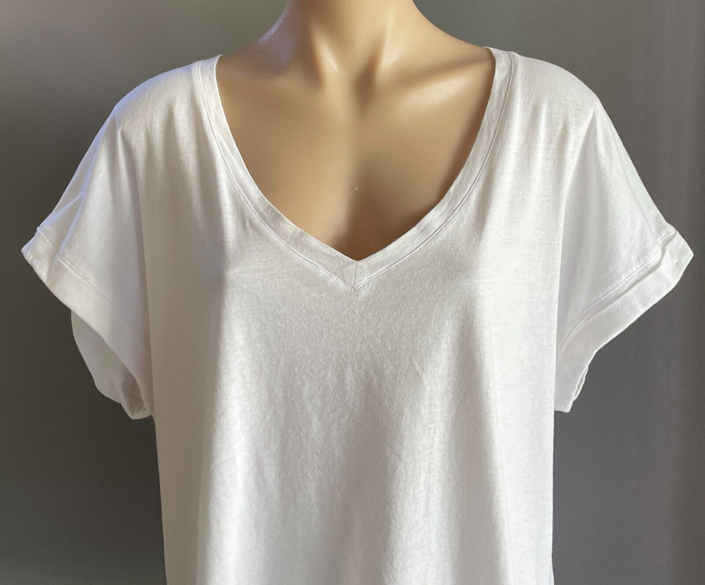 DECJUBA Top White V-Neck T-Shirt Cuffed Short Sleeve Stretch Fabric Size L NEW