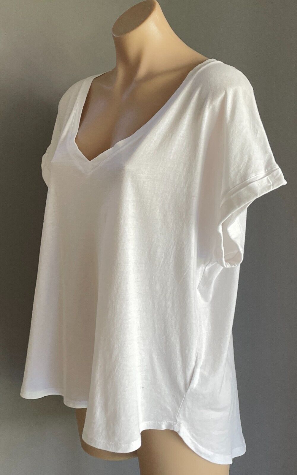 DECJUBA Top White V-Neck T-Shirt Cuffed Short Sleeve Stretch Fabric Size L NEW