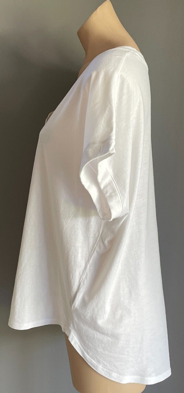 DECJUBA Top White V-Neck T-Shirt Cuffed Short Sleeve Stretch Fabric Size L NEW