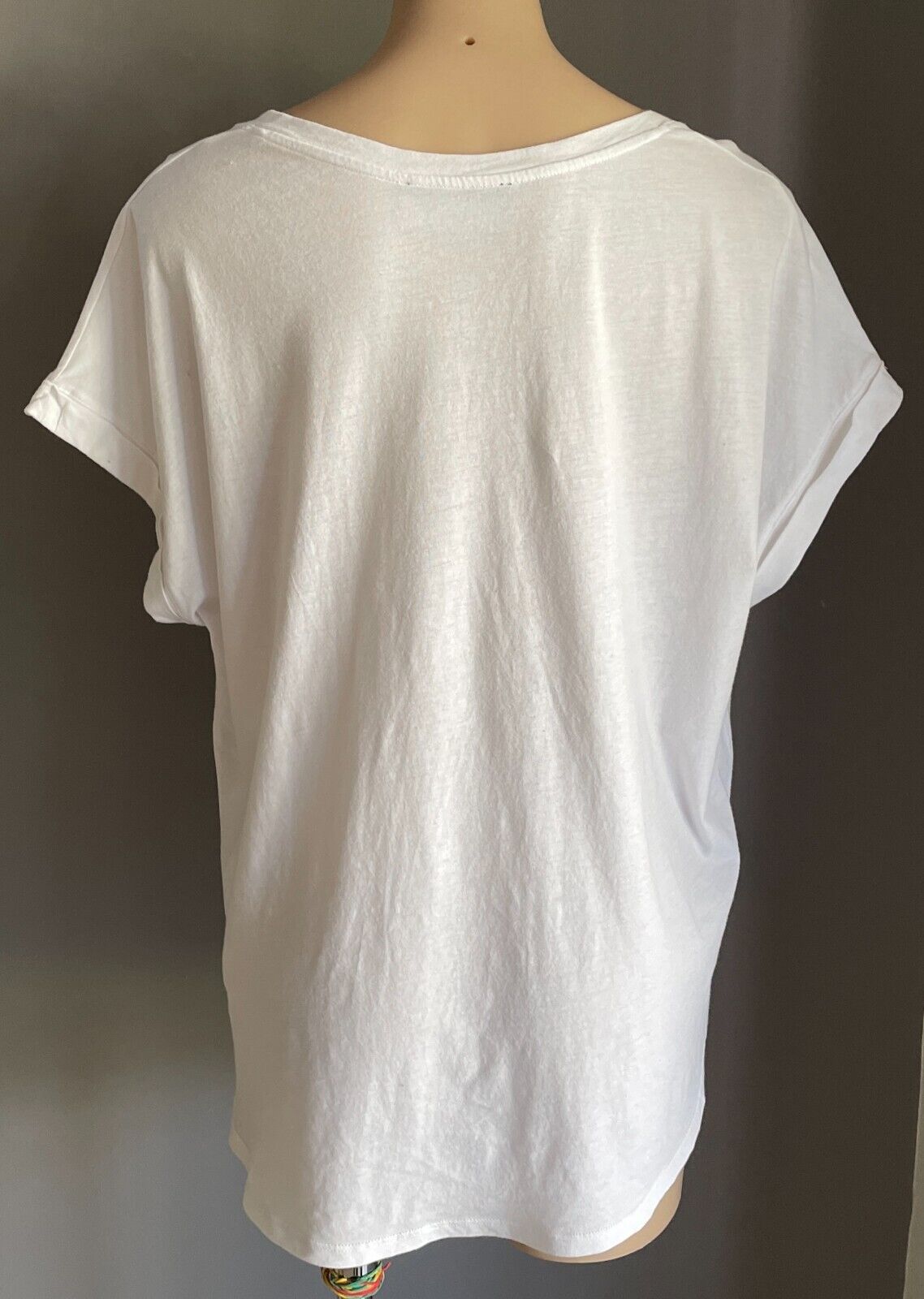 DECJUBA Top White V-Neck T-Shirt Cuffed Short Sleeve Stretch Fabric Size L NEW