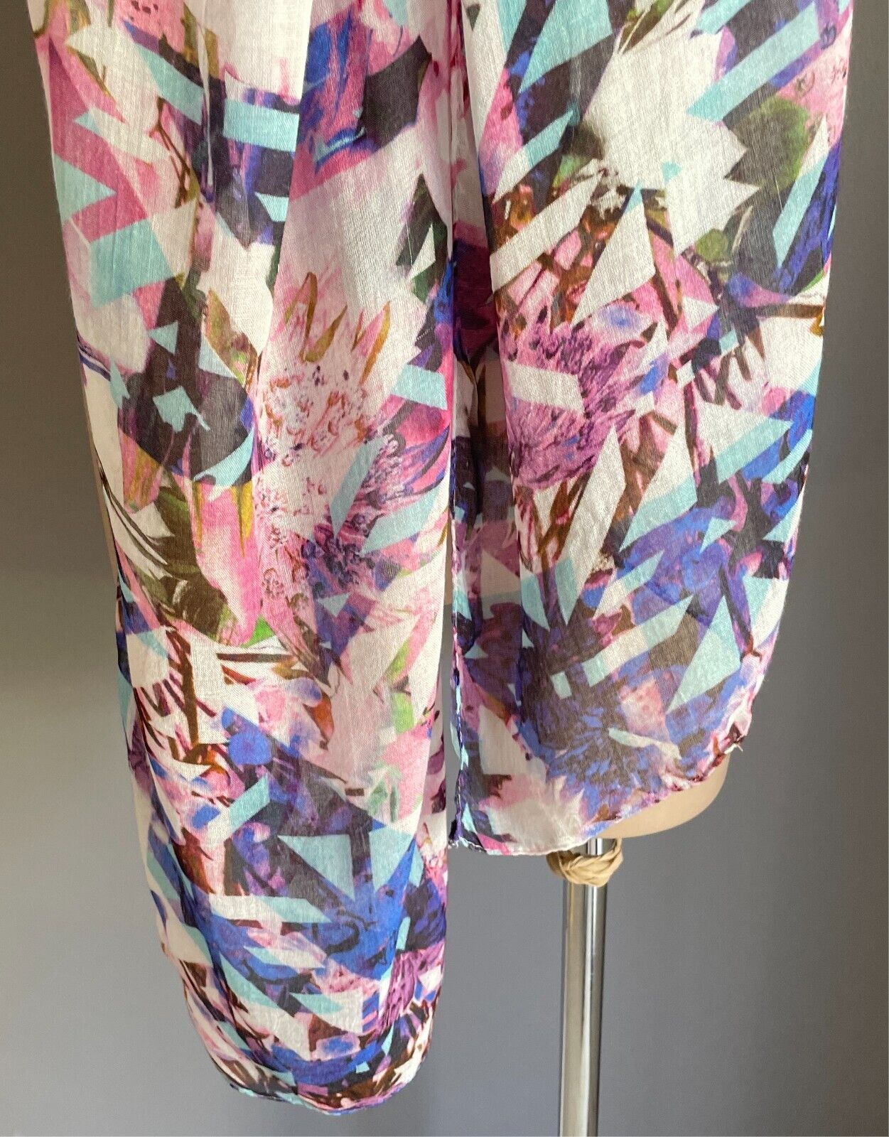 AMBER ROSE Neck Scarf Pastel Floral Geo Print Rectangle Shape Lightweight NEW