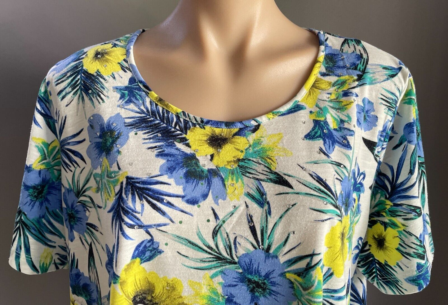 MILLERS Top Bright Multicoloured Floral Print Size 20 Crystal Trim Short Sleeve