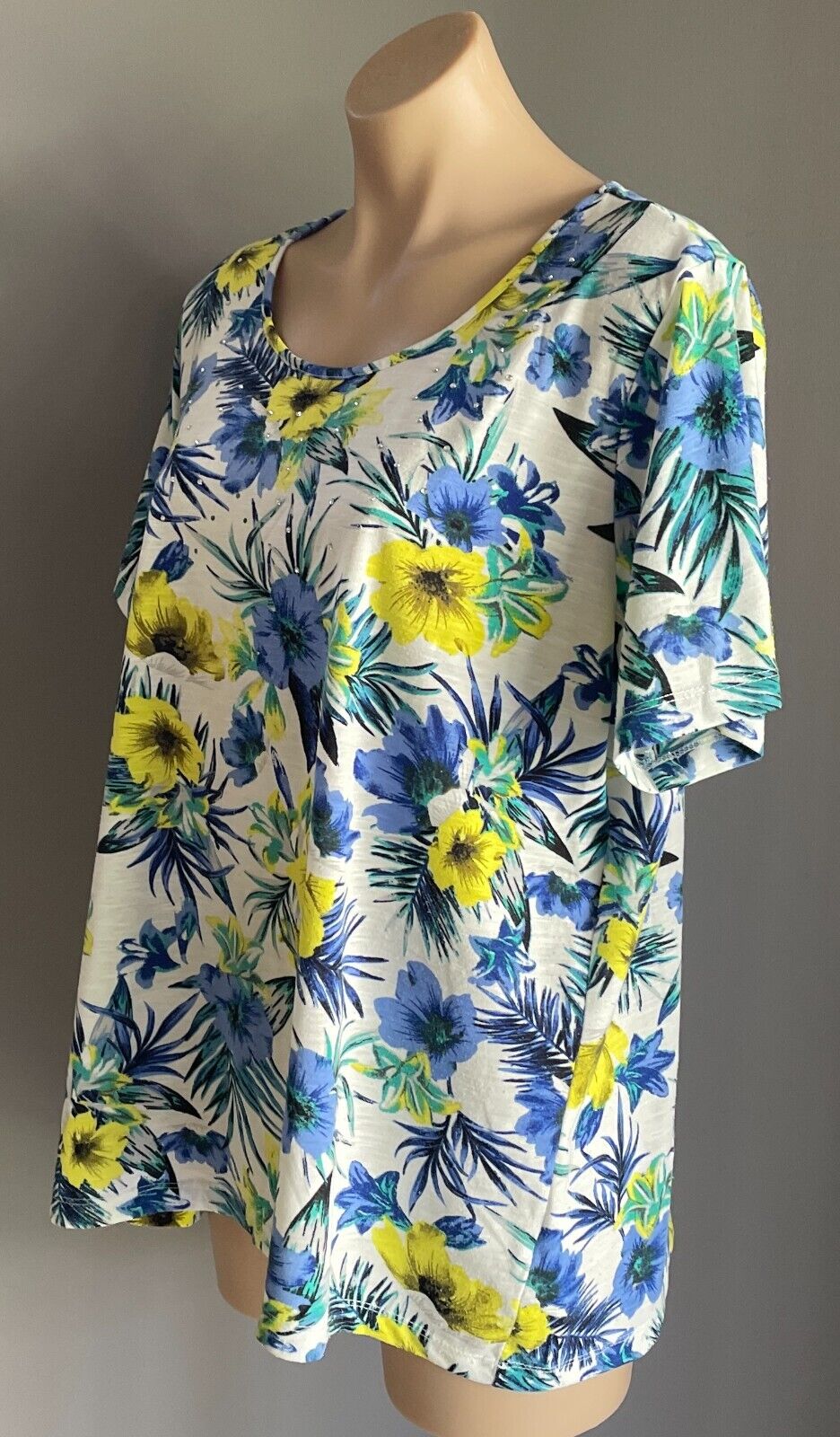 MILLERS Top Bright Multicoloured Floral Print Size 20 Crystal Trim Short Sleeve