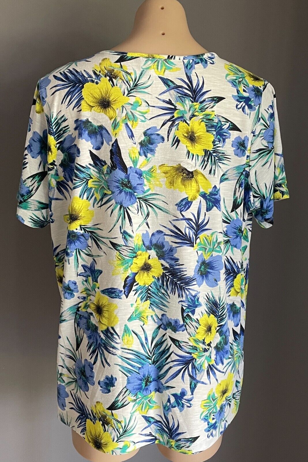 MILLERS Top Bright Multicoloured Floral Print Size 20 Crystal Trim Short Sleeve